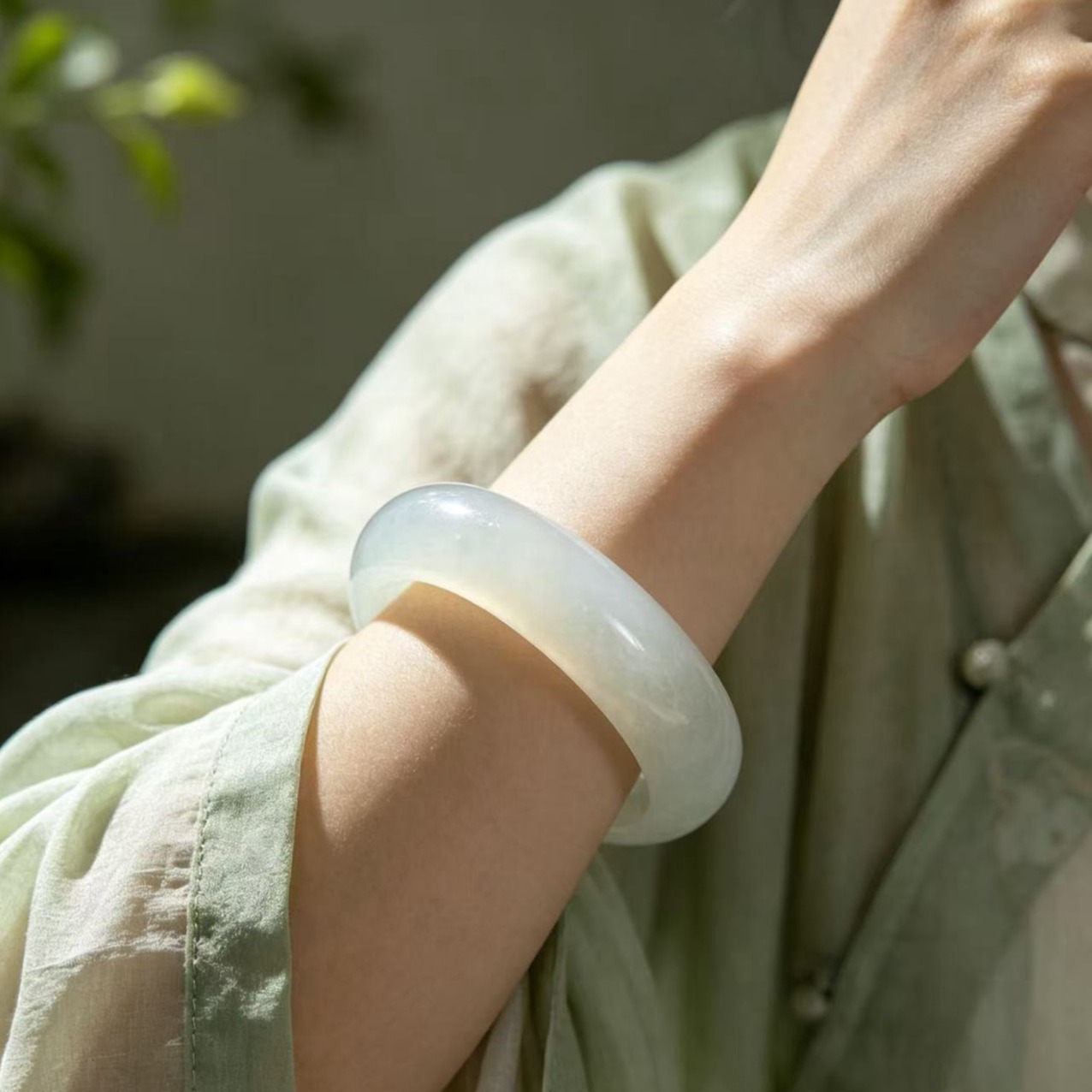 Hetian white jade bracelet guards happiness and peace, a protective charm.