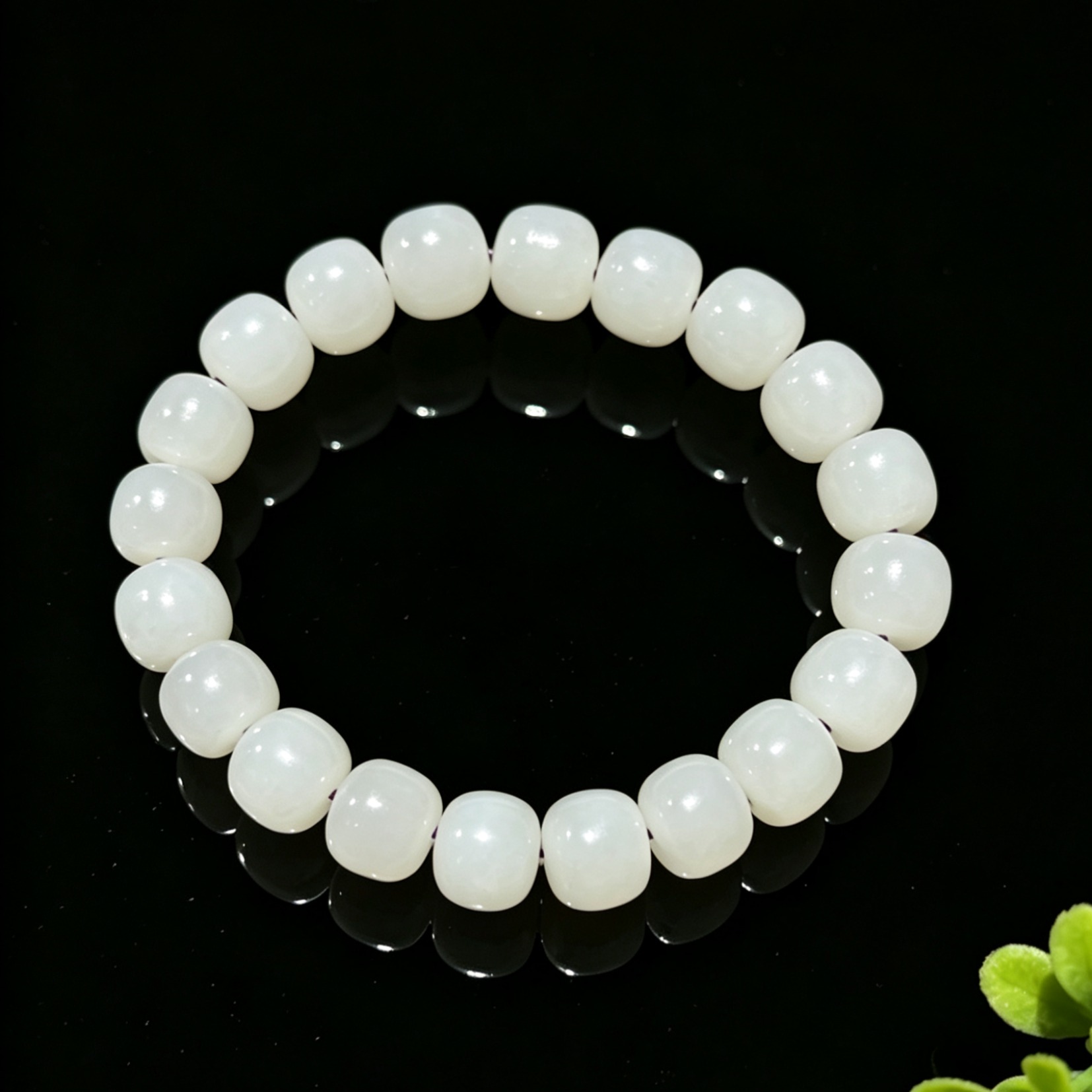 Hetian white jade bracelet soothes emotions and enhances your aura.